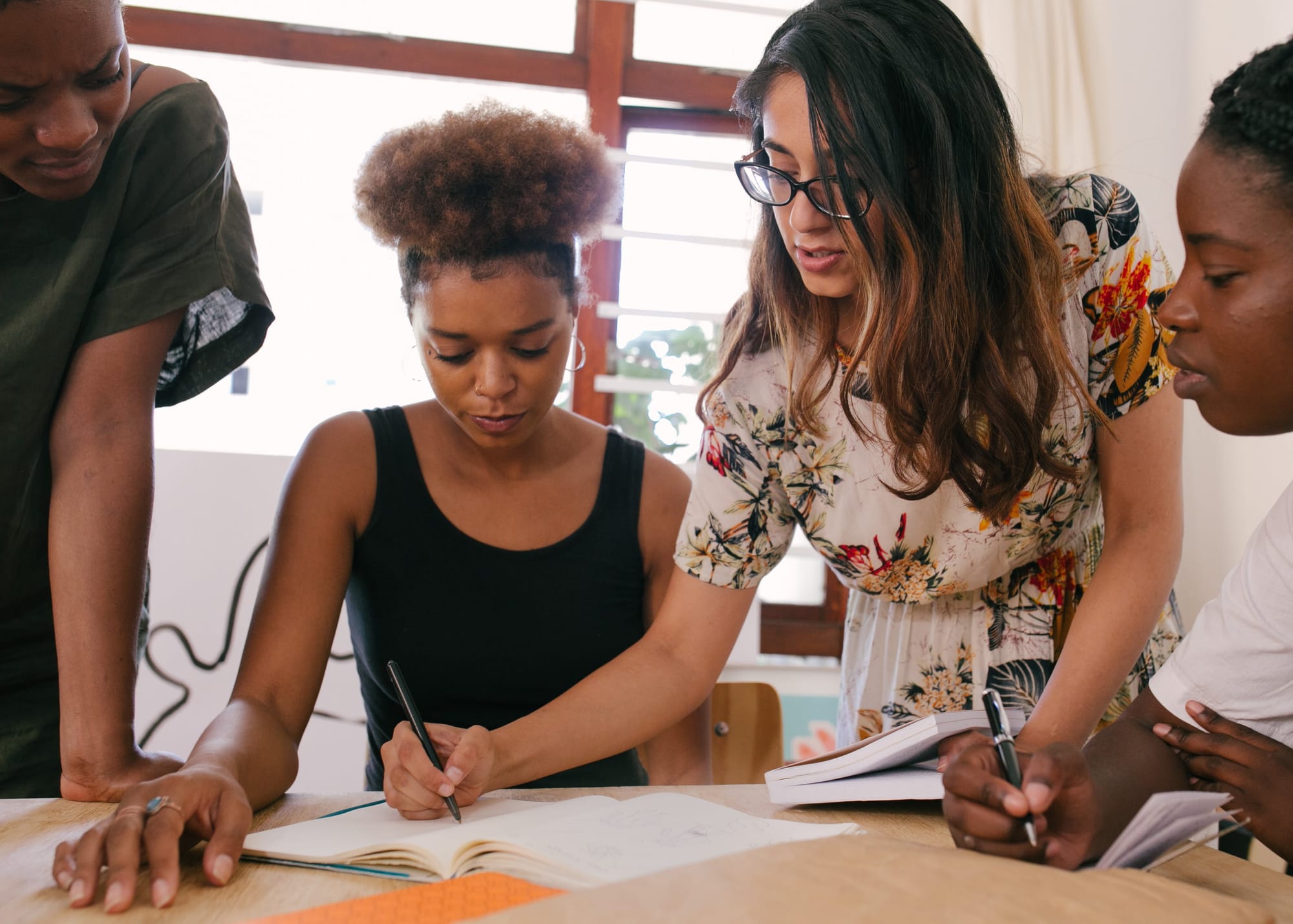 Le brainstorming entre collègues est un excellent moyen de trouver de nouvelles idées de contenu.